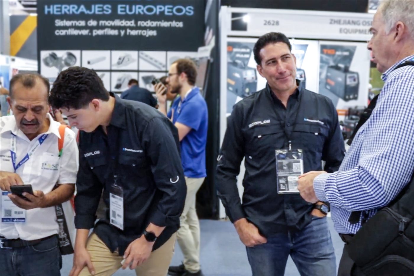 El equipo de PowerMe Energy atendiendo visitantes en Expo Ferretera