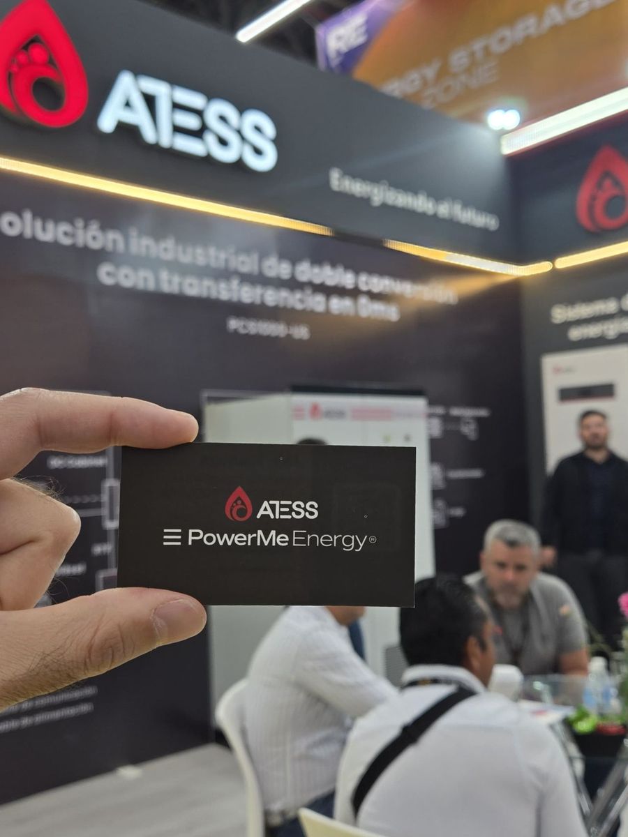 Tarjeta ATESS y PowerMe Energy frente al stand de ATESS Power en RE+ México