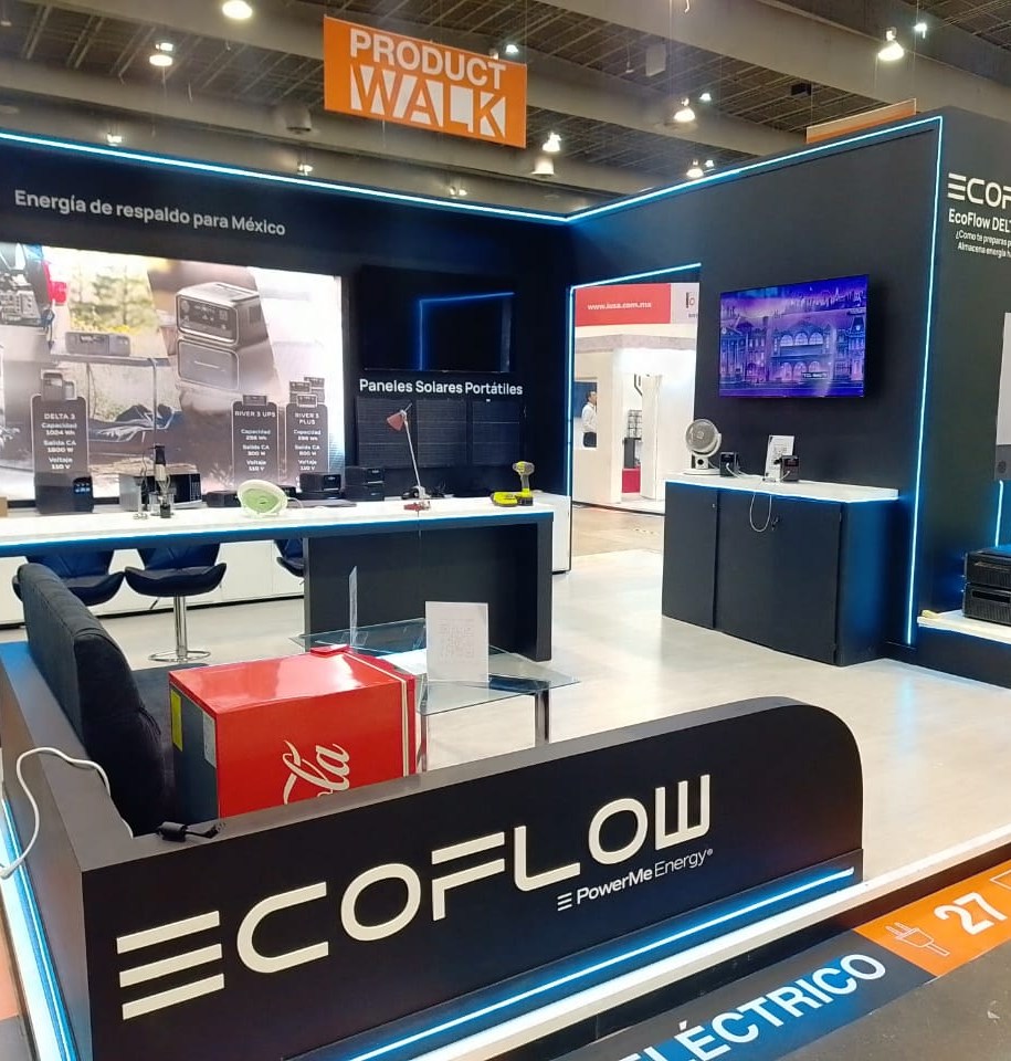 Stand de EcoFlow con paneles solares y estaciones de energía en piso de expo