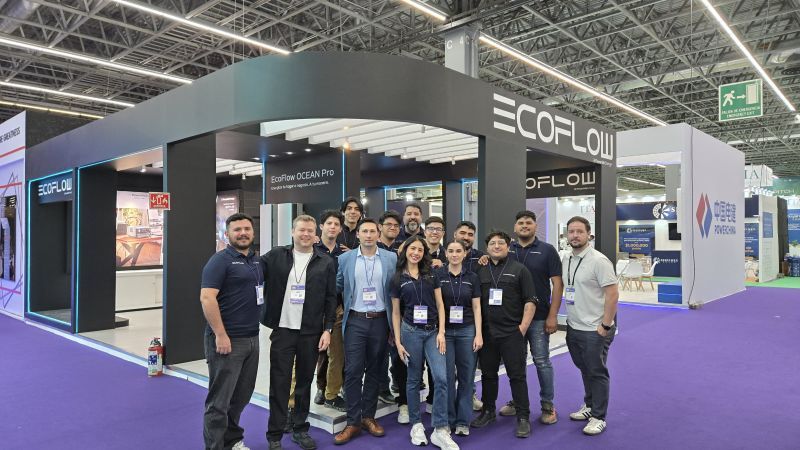 Equipo PowerMe en el stand de EcoFlow durante RE+ México en Expo Guadalajara