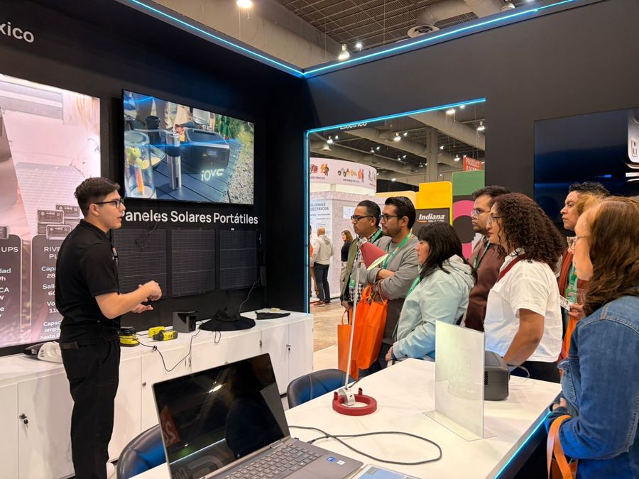 Demostración de paneles solares portátiles EcoFlow al equipo de The Home Depot México en RETO 2026