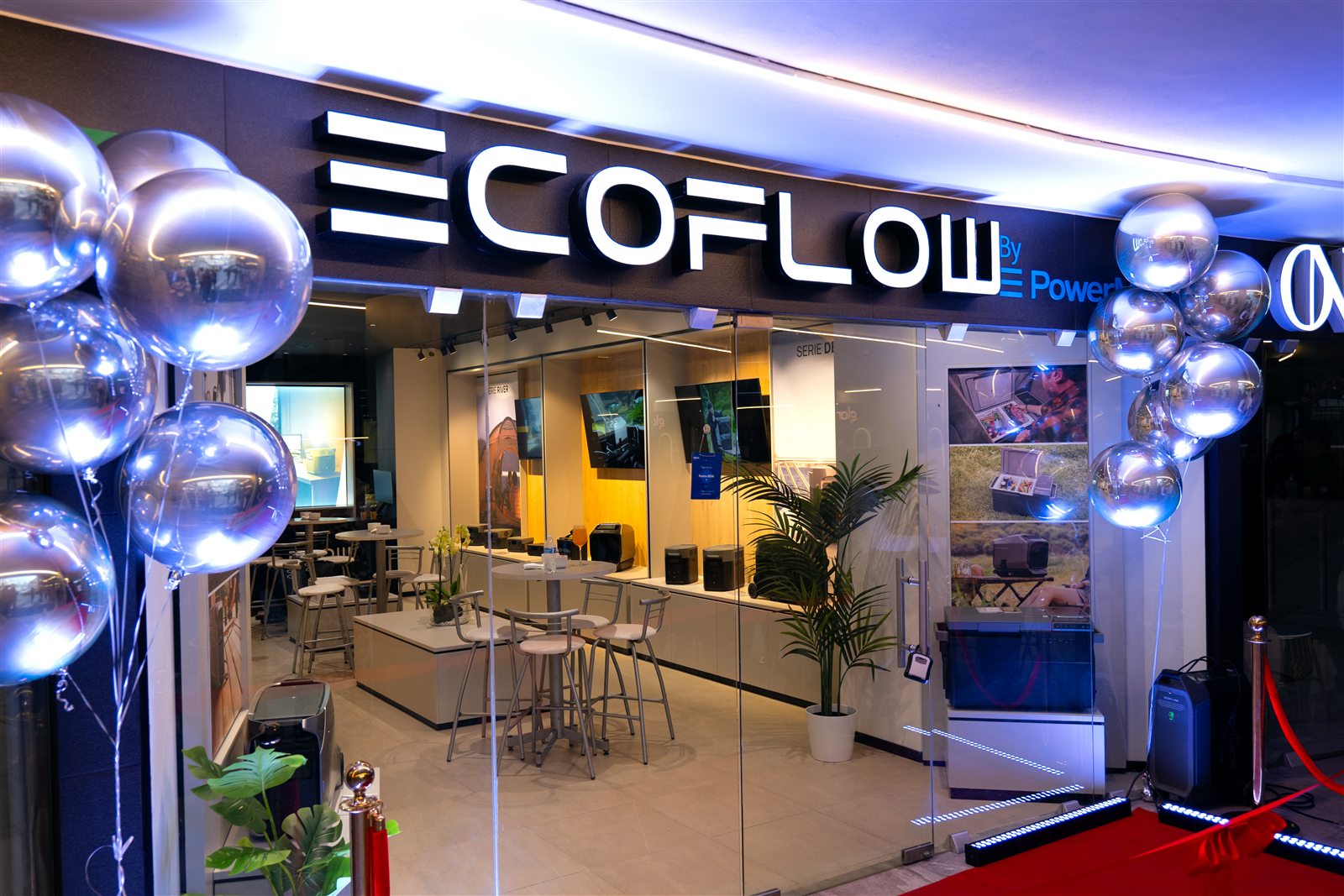 Fachada del showroom EcoFlow by PowerMe con globos el día de su apertura