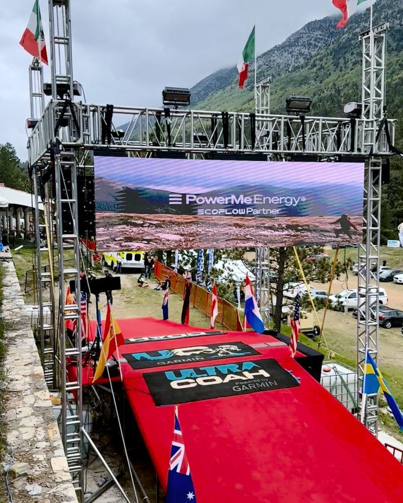 Arco de meta de Ultra Coahuila con pantalla de PowerMe Energy