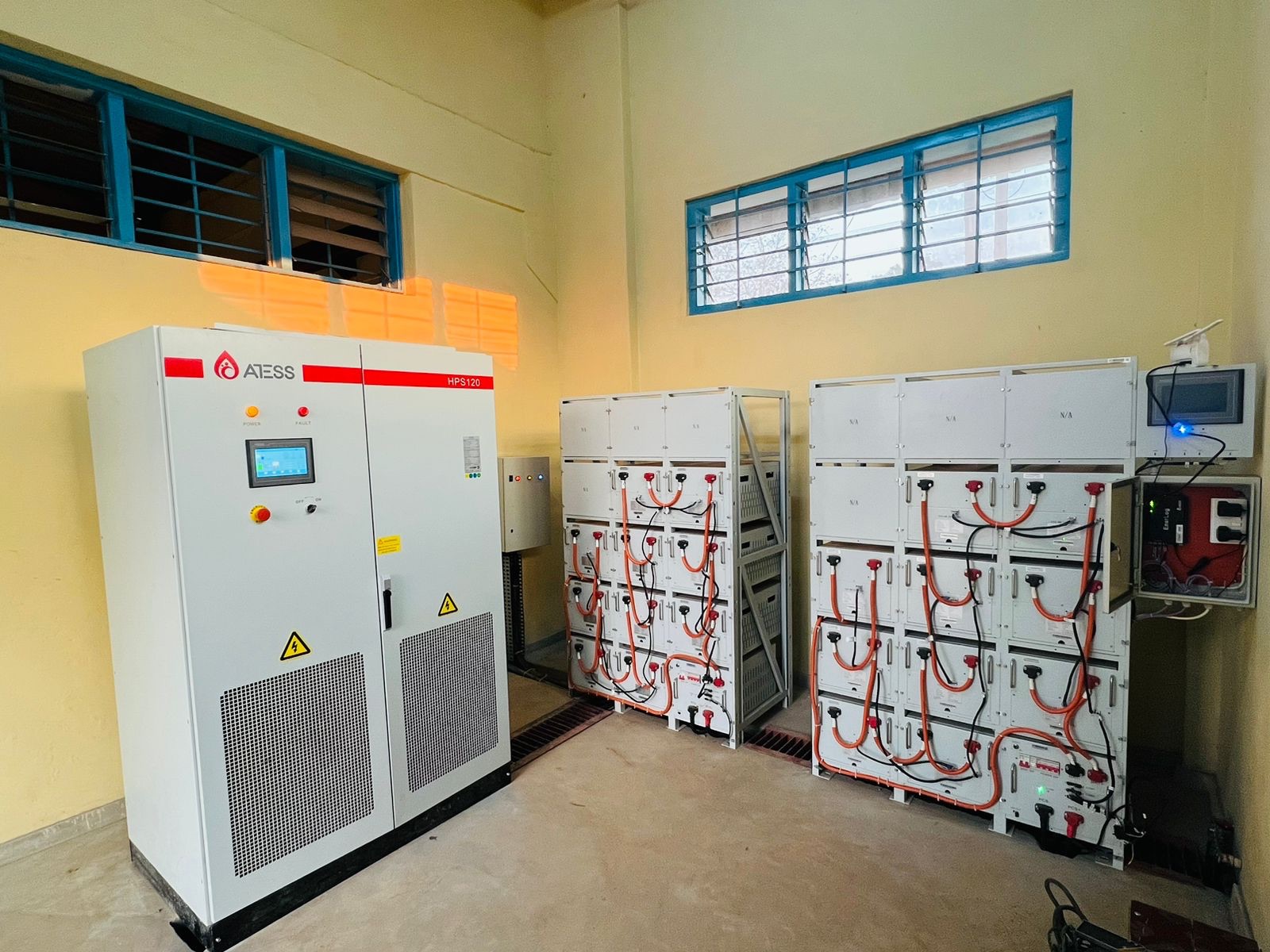 Inversor ATESS HPS120 con racks de baterías en una instalación