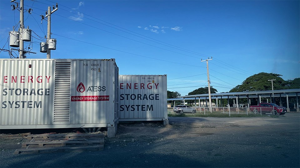 Contenedores de almacenamiento ATESS junto a carports solares
